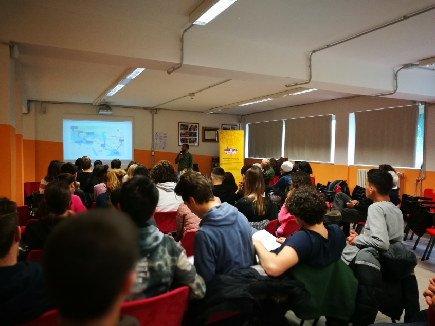 Al Barozzi presentazione WelcHome con due classi di studenti